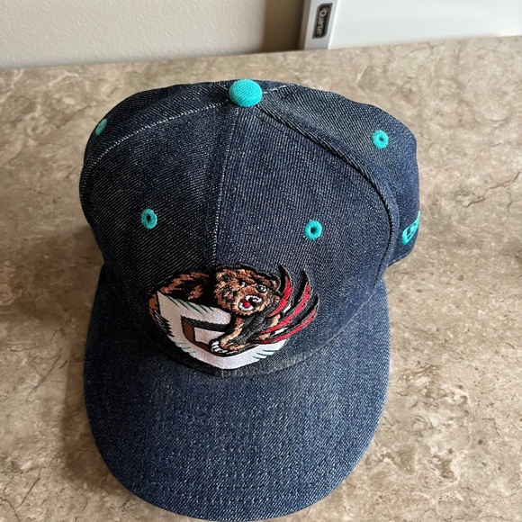 New Vancouver Grizzlies Hat - Picture 4 of 5